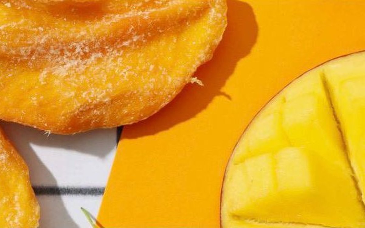Dried mango and fresh mango