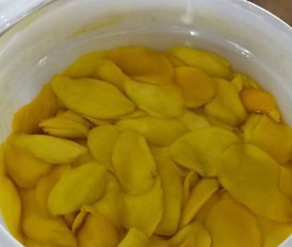 Mango in sugar solution